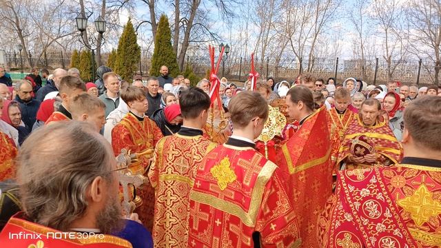 Крестный ход в Свято-Троицком монастыре во вторник Светлой Седмицы
