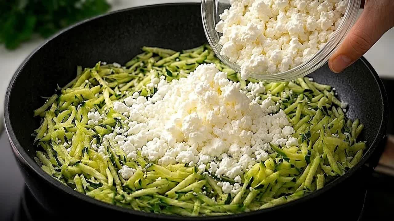 КАБАЧКОВЫЙ ПИРОГ с ТВОРОГОМ на СКОВОРОДЕ?! Не ожидала, что это ТАК ВКУСНО! Без муки и духовки